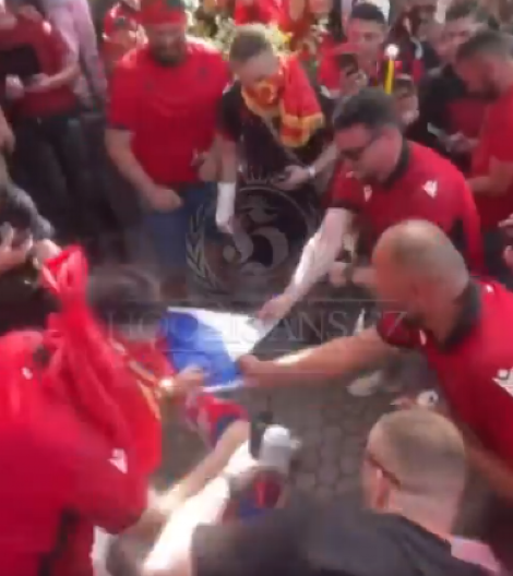 SRAMNE SCENE U TIRANI Albanci rastgrli zastavu Srbije uoči početka utakmice (VIDEO)
