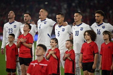 SKANDAL KAKAV SE NE PAMTI Albnaci prevršili svaku meru, deca pokazivala dvoglavog orla dok je ceo stadion izviždao himnu Srbije (VIDEO)