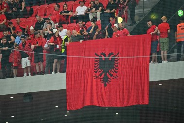 SRAMNE SCENE IZ TIRANE Albanci skandirali komandantu OVK (VIDEO)