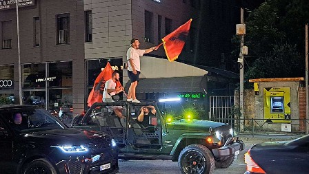 NESTVARNE SCENE U TIRANI Navijači Albanije slave remi sa Srbijom?! (VIDEO)