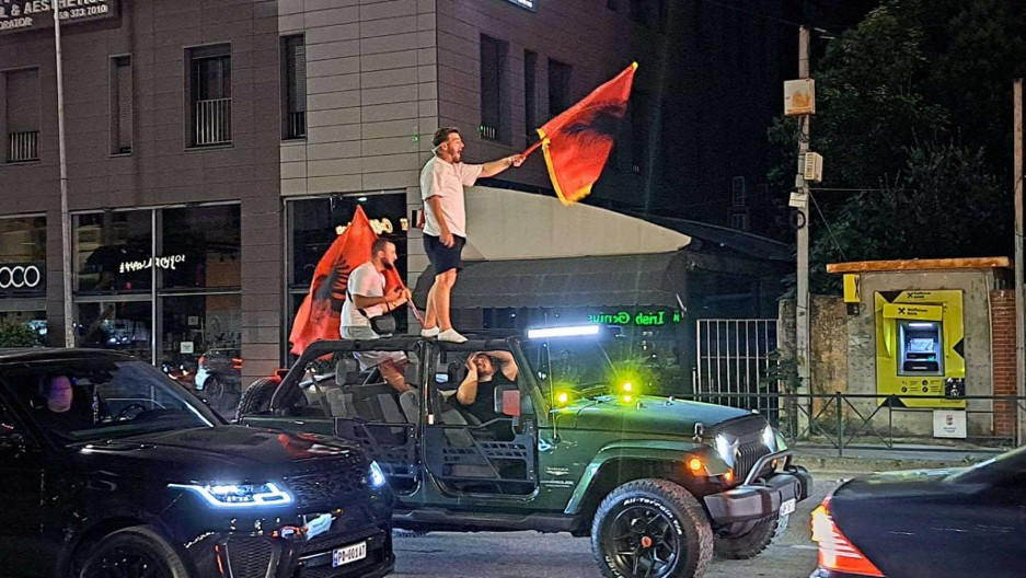 NESTVARNE SCENE U TIRANI Navijači Albanije slave remi sa Srbijom?! (VIDEO)