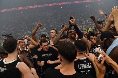 SCENE ZA PAMĆENJE Pogledajte kako su igrači Partizana podigli pehar ABA lige (VIDEO)