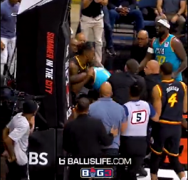 ŽESTOKA TUČA BIVŠIH NBA ASOVA Završili u publici, niko nije mogao da ih zaustavi, sevale pesnice (VIDEO)