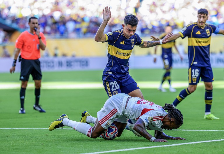 NEZAPAMĆENA SITUACIJA U ISTORIJI FUDBALA Sudija jednim potezom šokirao sve, ovako nešto nije viđeno