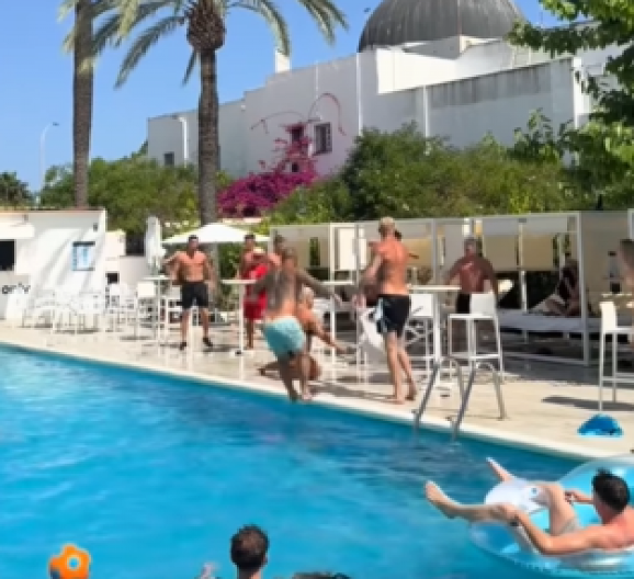 HAOS NA IBICI Opšta tuča, fudbaler povredio ženu stolicom