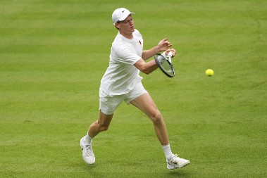 UZEO ŠIBICU I ZAPALIO VIMBLDON Janik Siner sve ostavio u čudu (VIDEO)