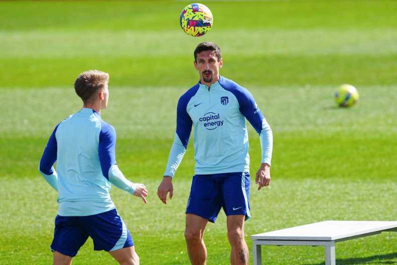 BIVŠI FUDBALER PARTIZANA STAO NA LUDI KAMEN Gala proslava na obali mora, poznate ličnosti upriličile raskošnu ceremoniju