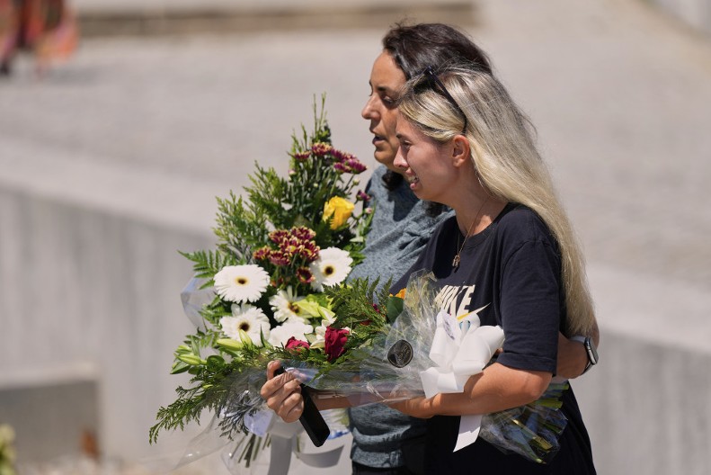 JEDVA STOJI NA NOGAMA Žotina supruga prvi put viđena u javnosti posle tragedije (VIDEO)