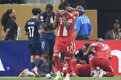 UZNEMIRUJUĆE Jeziva povreda najboljeg igrača Bajerna, golman PSŽ-a mu slomio nogu (VIDEO)