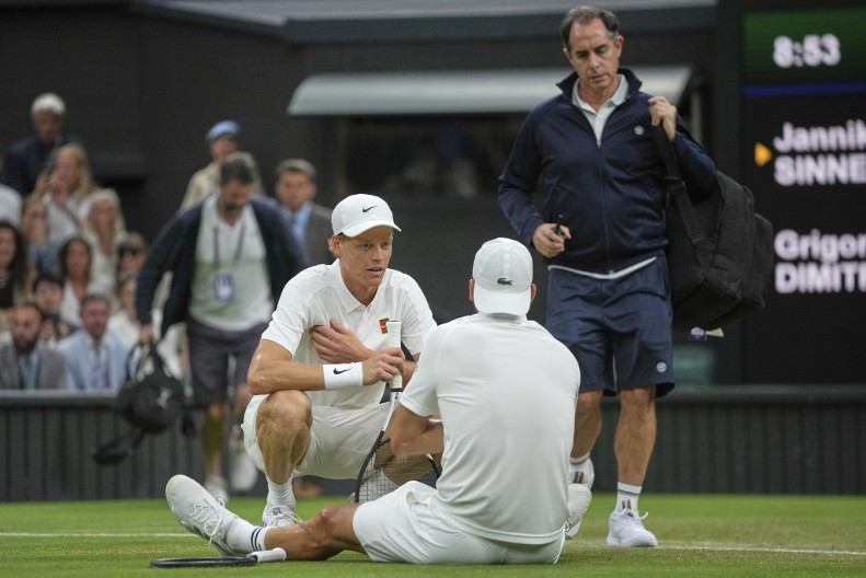 NEVEROVATAN ŠOK NA VIMBLDONU Dimitrov imao Sinera na konopcima, pa morao da preda zbog povrede