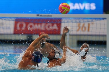 "AZURI" POTOPILI "DELFINE" POSLE PETERACA Vaterpolo klasik pripao Italijanima za gotovo siguran plasman u četvrtfinale prvenstva sveta!