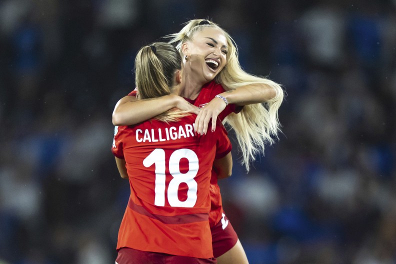 KAKAV PRIZOR U njenoj zemlji je EP, a on grmi! Najvatrenija fudbalerka zajahala...