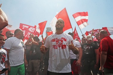 ARNAUTOVIĆ STIGAO U BEOGRAD "Delije" ga dočekale kao nikog pre: Reprezentativac Austrije nikad ovako nešto nije doživeo (FOTO GALERIJA)