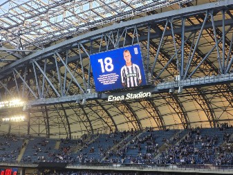 PROVOKACIJA PRED MEČ U POZNANJU Leh na stadionu objavio fotografiju igrača u Partizanovom dresu, a poznat je i razlog (FOTO)