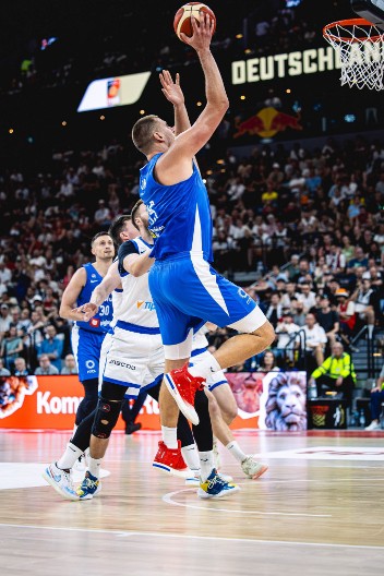 MOMENAT O KOM PRIČA CELA SRBIJA Jokićeva lekcija Topiću: Snimak je brzo preplavio mreže (VIDEO)