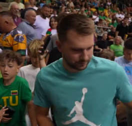 OVO JE TOTALNI HIT Mali navijač hteo Lukin potpis, Dončić mu "uzeo" 20 evra (VIDEO)