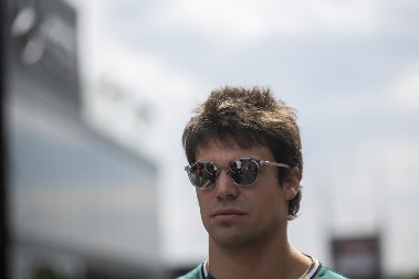 DOČEKAO Vozač Formule 1 Lans Strol uživa sa atraktivnom Izraelkom