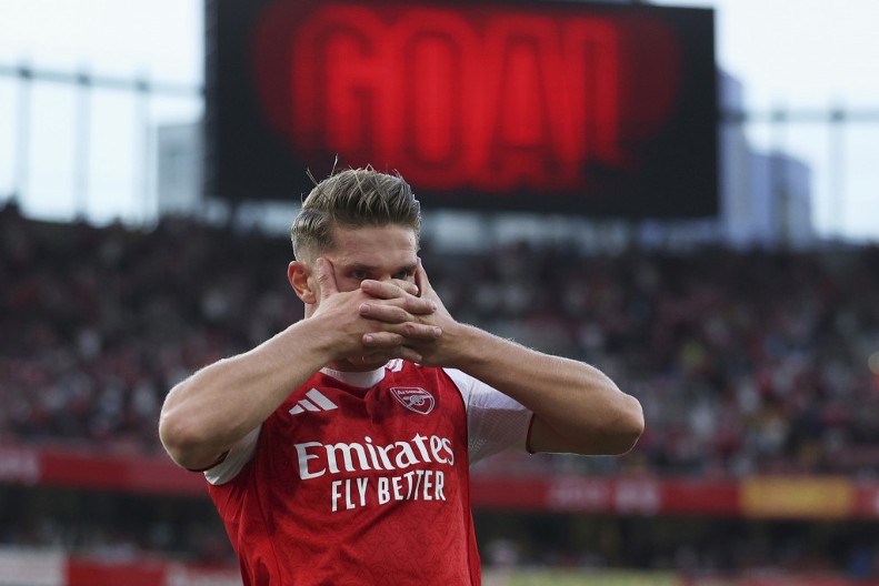 PUČE PETARDA PO LIDSU Arsenal se igrao, Đerekeš se dokazivao