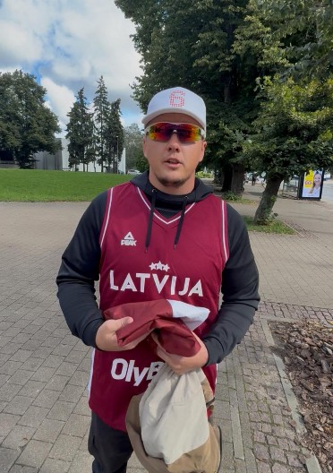 LETONAC OSKAR ŽIVI U FINSKOJ, DOŠAO U RIGU ZBOG EVROBASKETA: “Jaki timovi su u našoj grupi, Srbija sa Jokićem je najbolja!” (VIDEO)