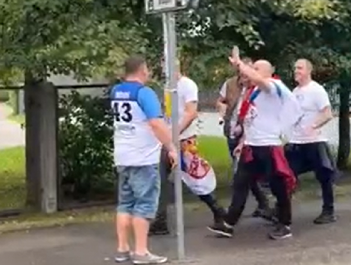 ESTONAC ODUŠEVIO GESTOM Sačekao i pozdravio Srbe, oni mu uzvratili čuvenim uzvikom (VIDEO)