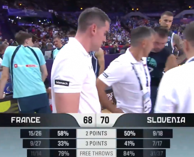 LUKA U NEVERICI Dončić uzeo tablu od trenera i držao tajm-aut, pa ostao u šoku kad je čuo šta mu je saigrač rekao (VIDEO)