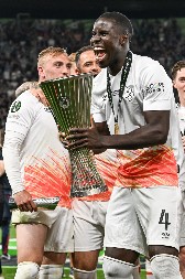 PUKLA BOMBA U KOMŠILUKU Bio suspendovan zbog šutiranja mačke, osvojio Ligu Evrope, a sada je pojačao klub u Rumuniji