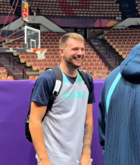 HIT SCENA NA EVROBASKETU Bivši košarkaš Zvezde morao da radi sklekove zbog Dončića (VIDEO)