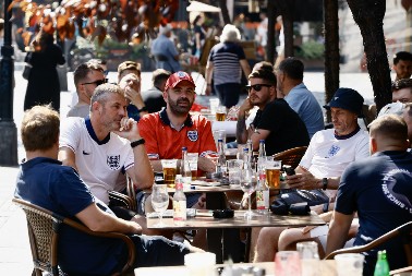 ČEKA NAS SPEKTAKL Navijači Engleske se okupljaju u centru Beograda pred utakmicu protiv Srbije