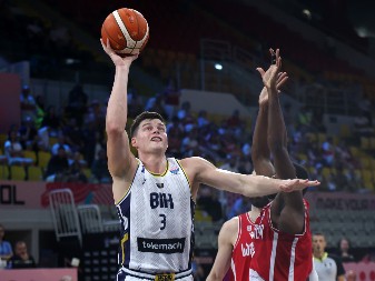 LEPOTICA O KOJOJ PRIČAJU SVI NA EVROBASKETU Zadivila sve izgledom, a reč je o Srpkinji: Ide na košarkaške mečeve samo zbog njega