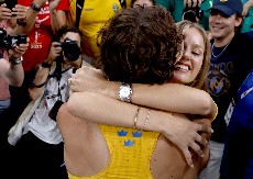 FATALNA PLAVUŠA O KOJOJ ČITAV SVET PRIČA Ona je najveća podrška legendarnom Šveđaninu: Duplantis oborio svetski rekord, pa joj odmah potrčao u zagrljaj