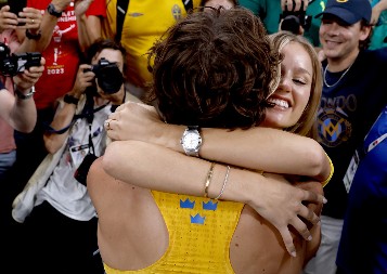 FATALNA PLAVUŠA O KOJOJ ČITAV SVET PRIČA Ona je najveća podrška legendarnom Šveđaninu: Duplantis oborio svetski rekord, pa joj odmah potrčao u zagrljaj