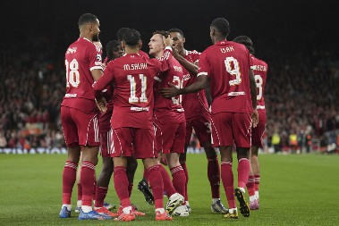 SVE PRŠTALO U LIGI ŠAMPIONA Ljorente se pretvara u drugu zver na "Enfildu" koju je Van Dajk jedva ukrotio, rutina PSŽ-a, Bajerna i Intera