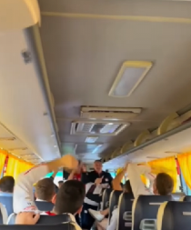 NE ŽURI NAM SE KUĆI Ovako su odbojkaši Srbije proslavili senzacionalnu pobedu, trešti čuveni hit (VIDEO)