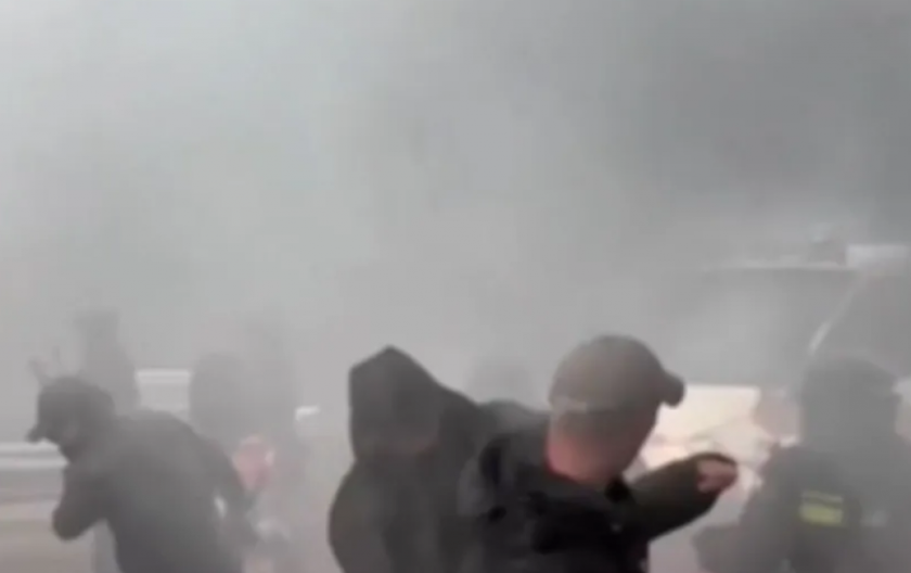 POTPUNI HAOS U HOLANDIJI Brutalna tuča navijača i policije, zapaljen i automobil (VIDEO)