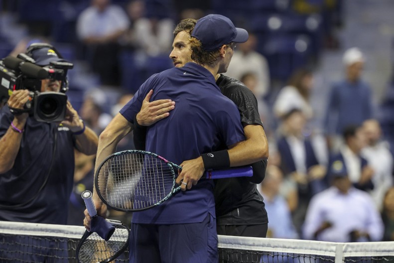 IZAZVAO SKANDAL SVETSKIH RAZMERA, SAD SE IZVINJAVA Italijan se oglasio posle haosa o kojem bruji ceo svet