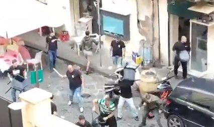 JEZIVE SCENE U NAPULJU Huligani napravili nezapamćen skandal, letele kamenice i stolice (VIDEO)