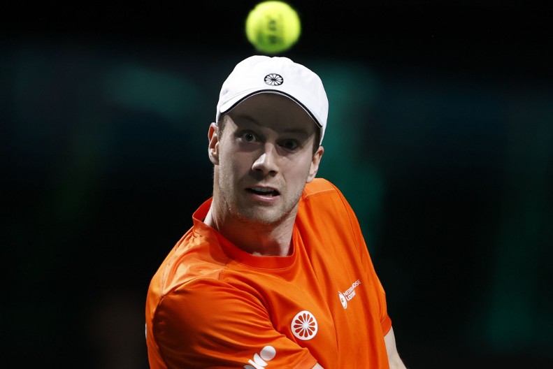 TOTALNA LUDNICA Poznati teniser izgubio živce, gađao publiku reketom (VIDEO)