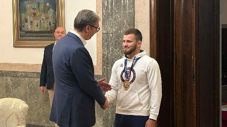 VUČIĆ SE ZAHVALIO KOMAROVU: Cela Srbija je bila ponosna, da nam doneste zlato iz Los Anđelesa