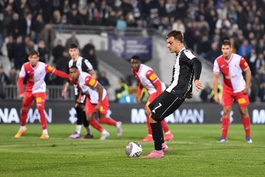 ROĐENDANSKO LUDILO U HUMSKOJ Partizan sa penala slavio u derbiju, meč obeležili brojni prekidi, isključenja oca i sina...