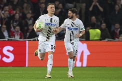 "SAMO JAKO" Fudbaleri u Austriji proslavili veliku pobedu uz srpski hit (VIDEO)