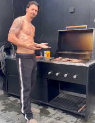 ODUŠEVIO IZBOROM PESME Zlatan Ibrahimović raspalio roštilj i pustio hit pesmu srpske pevačice (VIDEO)