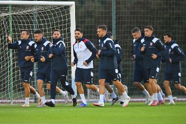 NIKAD JEČE REČI Svi živimo da igramo za našu zemlju