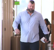 "IMA 2.08 M I 180 KILOGRAMA, MOGAO BI U ZATVOR AKO..." Pojavio se snimak dolaska Jokićevog brata u sud (VIDEO)