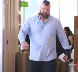 "IMA 2.08 M I 180 KILOGRAMA, MOGAO BI U ZATVOR AKO..." Pojavio se snimak dolaska Jokićevog brata u sud (VIDEO)