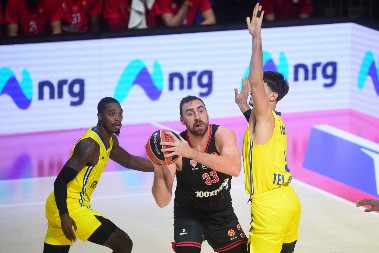 NESTVARAN PREOKRET OLIMPIJAKOSA Milutinov i Vezenkov režiseri crveno-belog slavlja u Beogradu