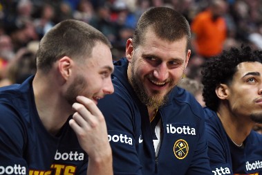 JOKIĆ SA KLUPE GLEDAO PORAZ DENVERA Šampion srušio Nagetse trojkom u poslednjoj sekundi