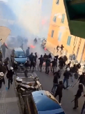 HAOS U ITALIJI Opšta tuča navijača na ulici, sevale štangle i baklje