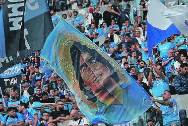 PANIKA U AJNDHOVENDU Policija uhapsila čak 180 navijača Napolija