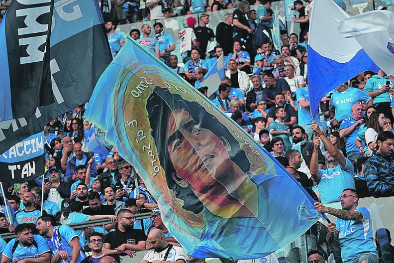 PANIKA U AJNDHOVENDU Policija uhapsila čak 180 navijača Napolija