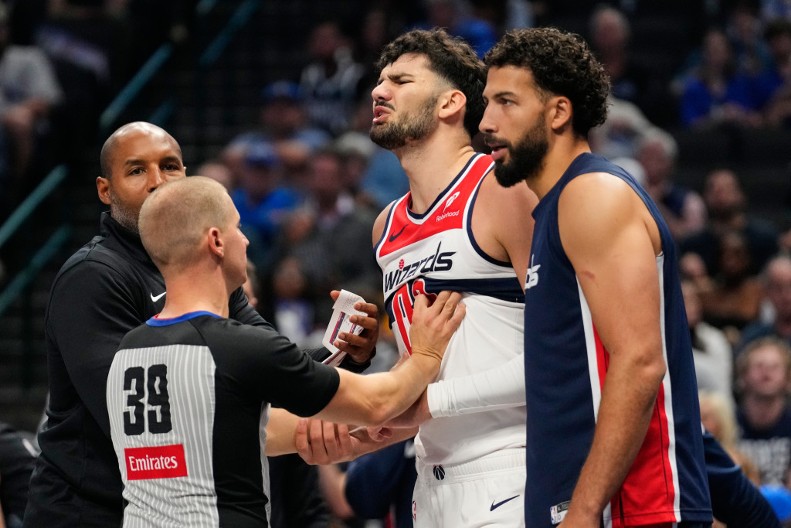 OZBILJAN SKANDAL U NBA LIGI Igrač Dalasa oborio Vukčevića za zemlju, umalo tuča, sudije jedva smirile Srbina (VIDEO)